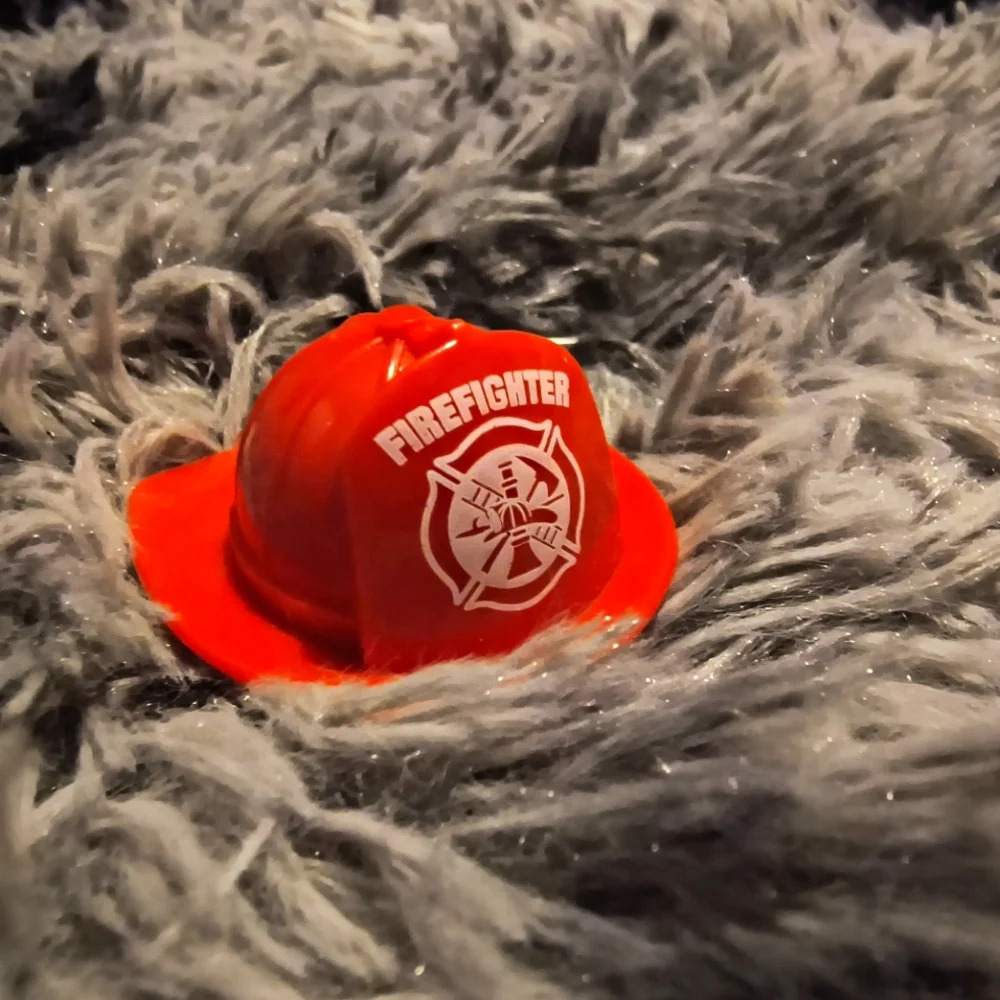 Red and white fireman’s hat keychain with light